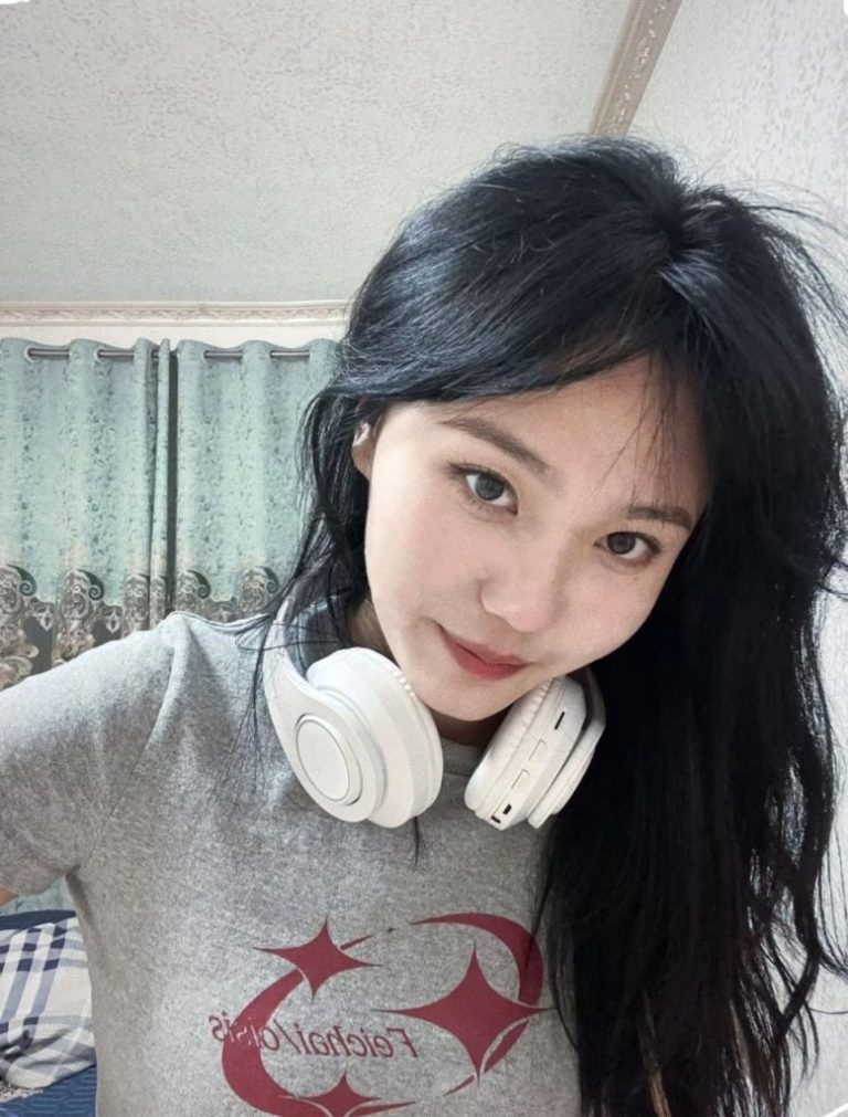翻眼玩腿美女友